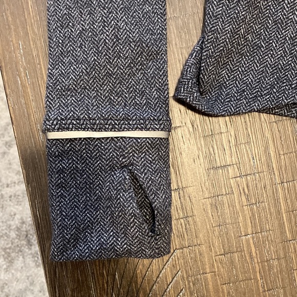 Beautiful Lululemon pullover top - Picture 2 of 7